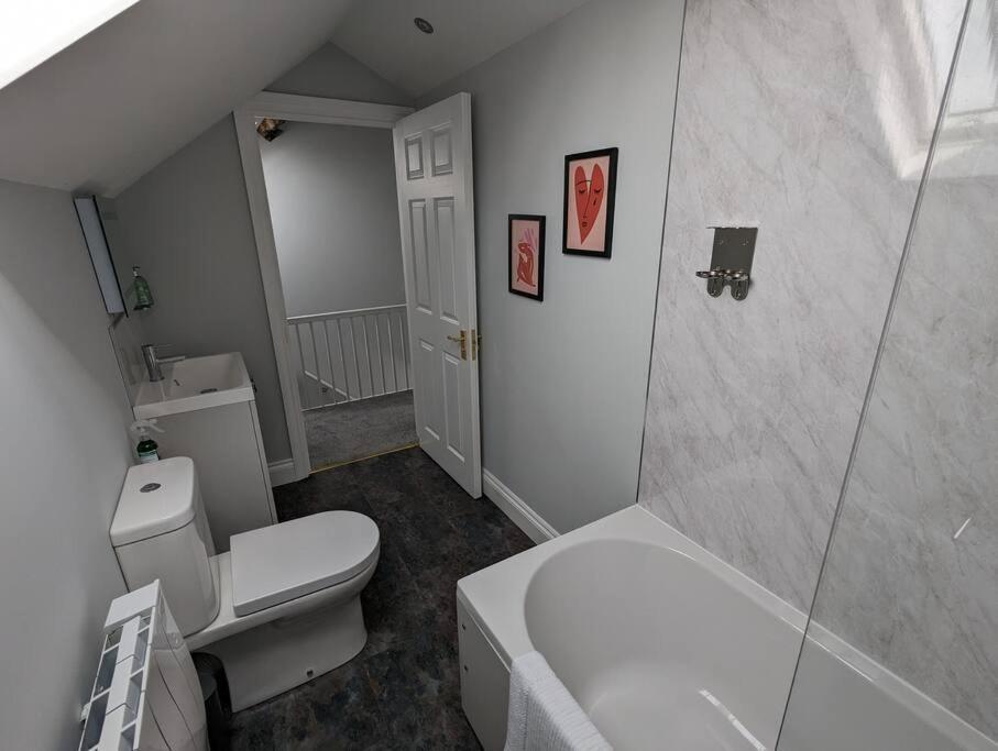 31 High Street - Modern & Stylish 2-Bed Apartment - Inc Parking Husbands Bosworth Bagian luar foto