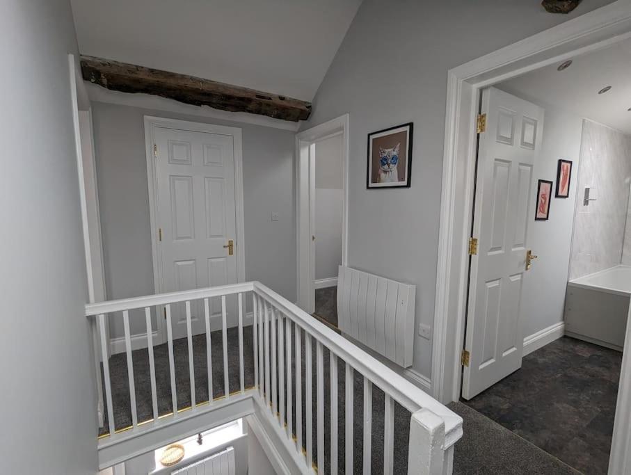 31 High Street - Modern & Stylish 2-Bed Apartment - Inc Parking Husbands Bosworth Bagian luar foto