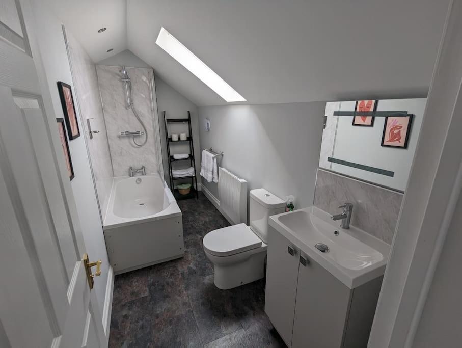 31 High Street - Modern & Stylish 2-Bed Apartment - Inc Parking Husbands Bosworth Bagian luar foto